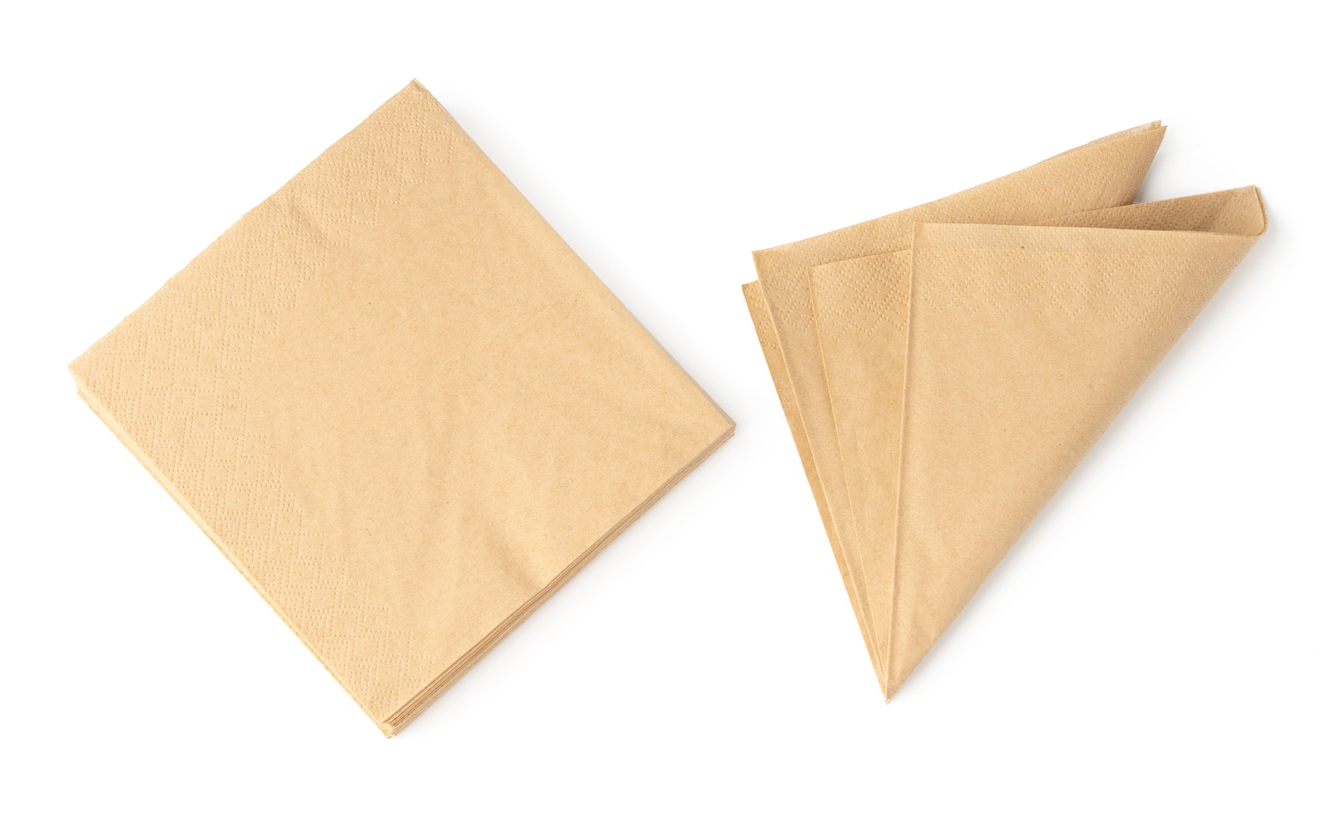 Servilletas de papel beige sobre fondo blanco toma de estudio