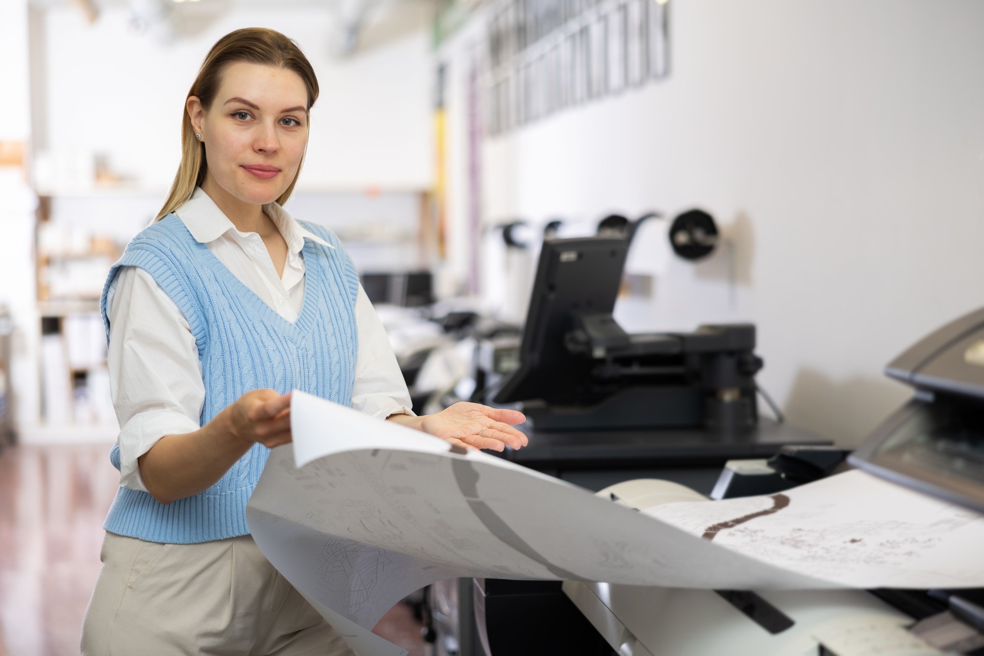 Trabajador en un centro de impresión y prensa comprobar la calidad de impresión
